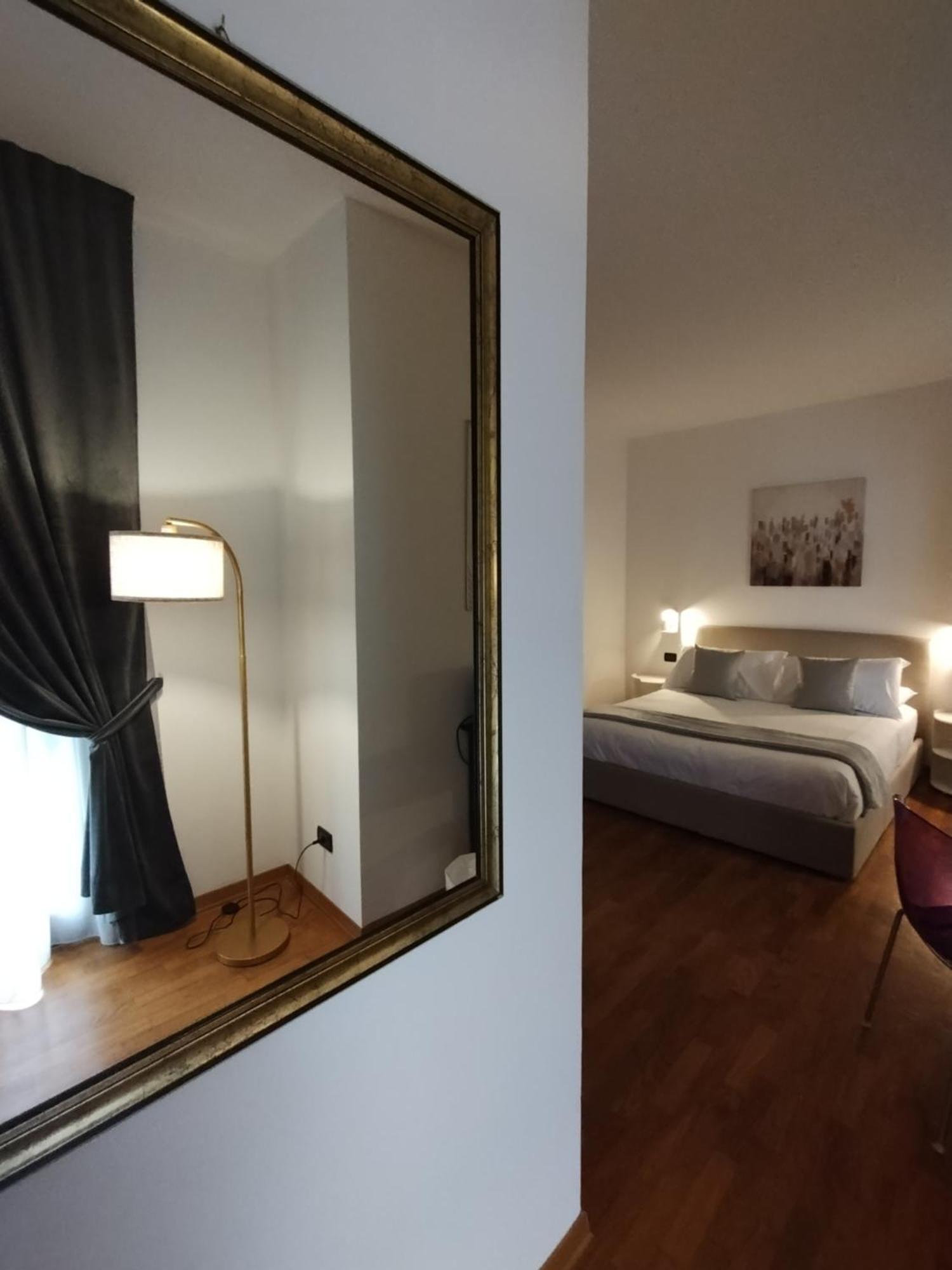 Palazzo Cusani Charming Rooms Vercelli Esterno foto