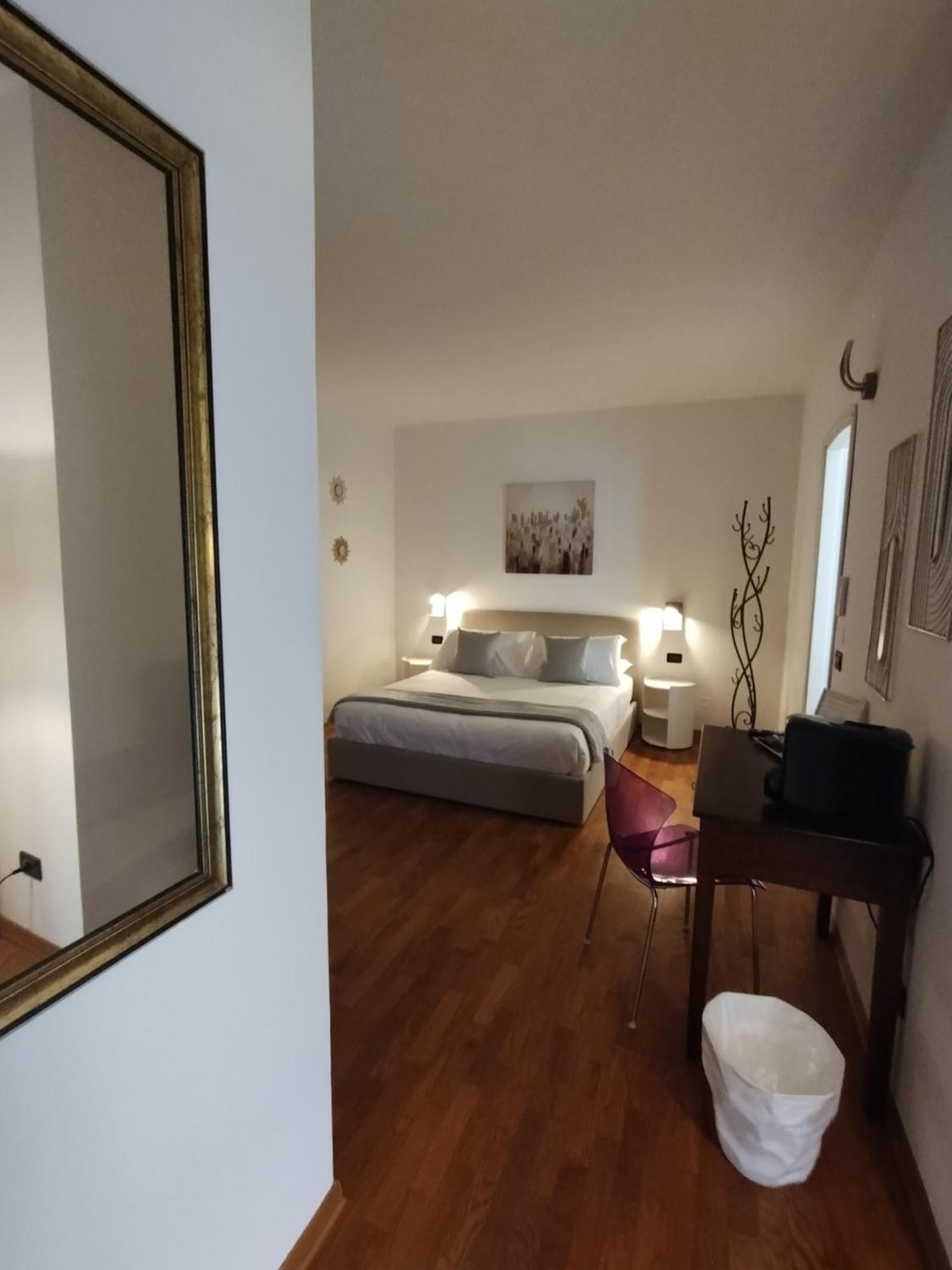 Palazzo Cusani Charming Rooms Vercelli Esterno foto