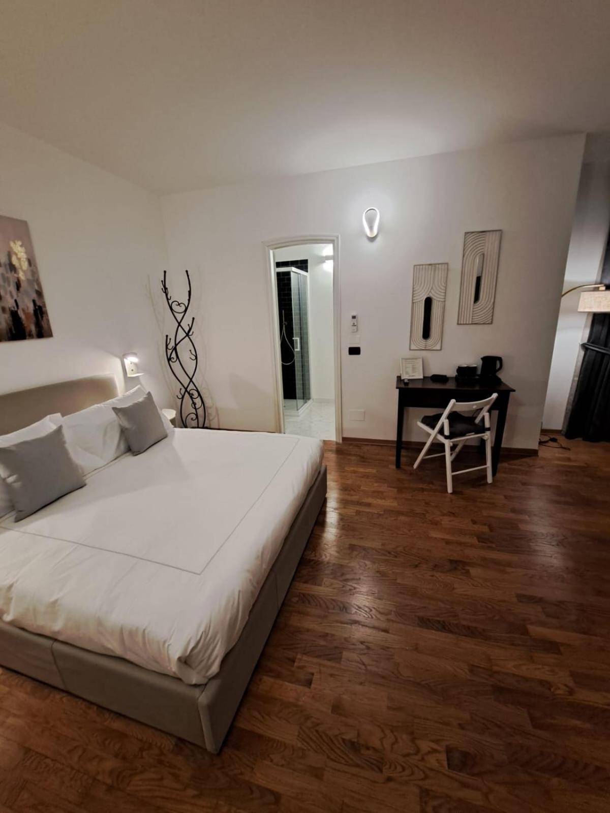 Palazzo Cusani Charming Rooms Vercelli Esterno foto