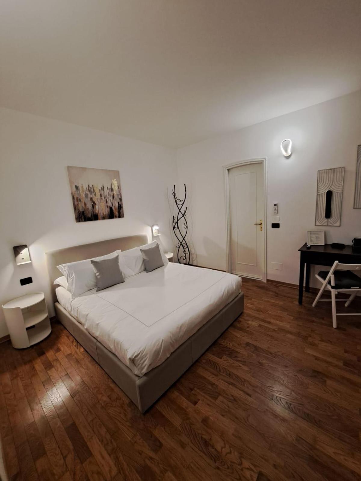 Palazzo Cusani Charming Rooms Vercelli Esterno foto