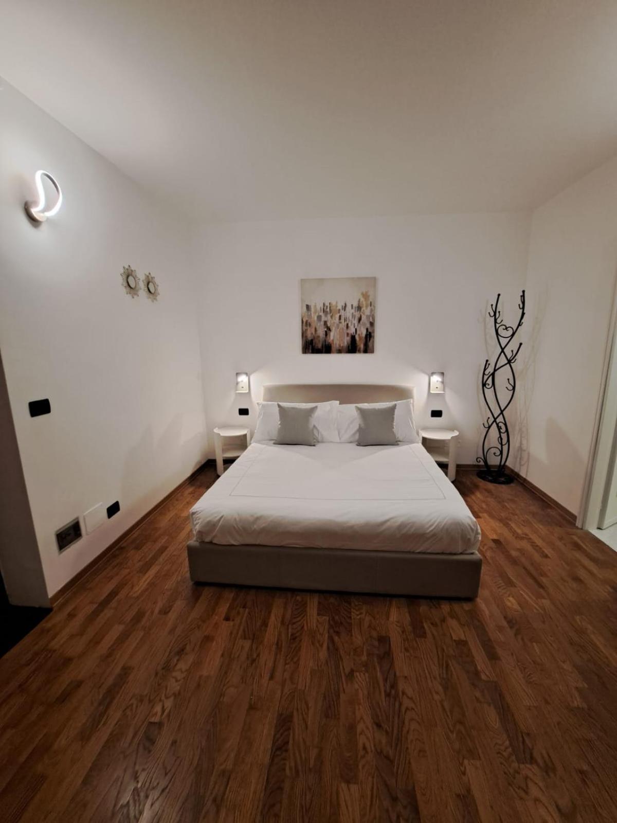Palazzo Cusani Charming Rooms Vercelli Esterno foto